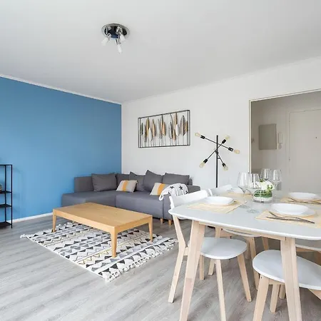 Spacious And Bright Calm With Balcony * Лион