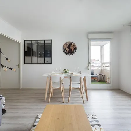 Spacious And Bright Calm With Balcony Апартаменты Лион