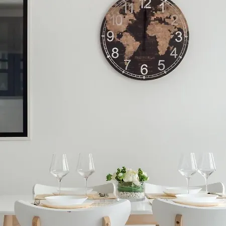 Spacious And Bright Calm With Balcony Апартаменты Лион