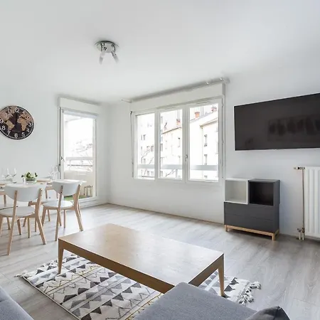 Spacious And Bright Calm With Balcony *