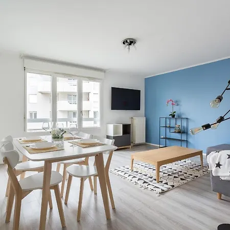 Spacious And Bright Calm With Balcony * Лион