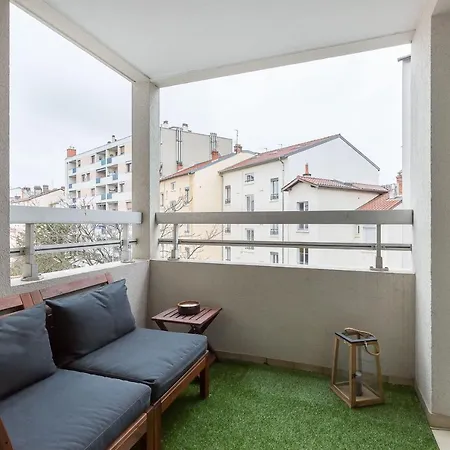 Spacious And Bright Calm With Balcony