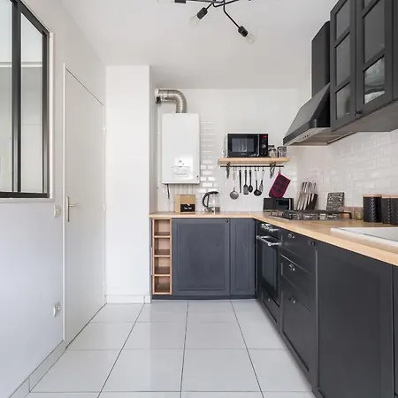 Spacious And Bright Calm With Balcony
