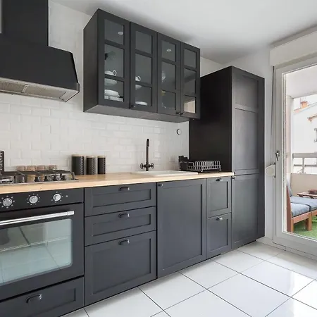Spacious And Bright Calm With Balcony * Лион