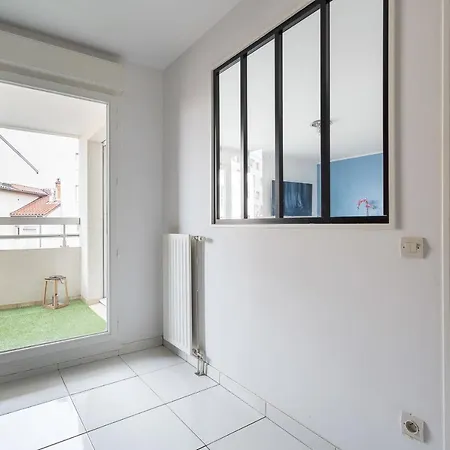 Spacious And Bright Calm With Balcony アパート