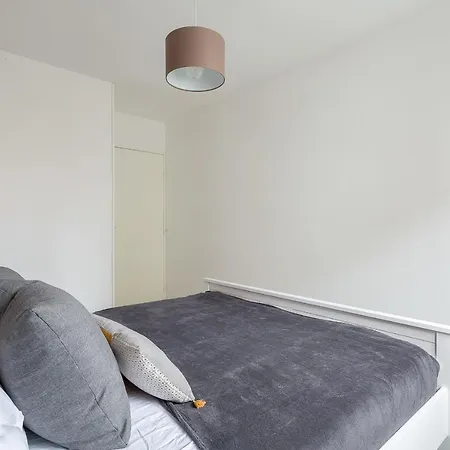 Spacious And Bright Calm With Balcony アパート リヨン