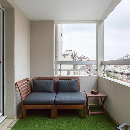 Spacious And Bright Calm With Balcony Апартаменты *