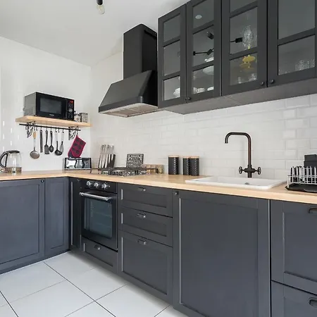 Spacious And Bright Calm With Balcony Апартаменты Лион
